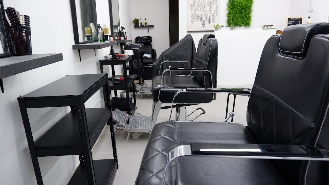 Dalam Ruang Hair Studio [ barber & salon ]
