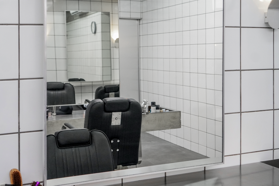 Di Bawah Pohon Barber & Shop SCBD