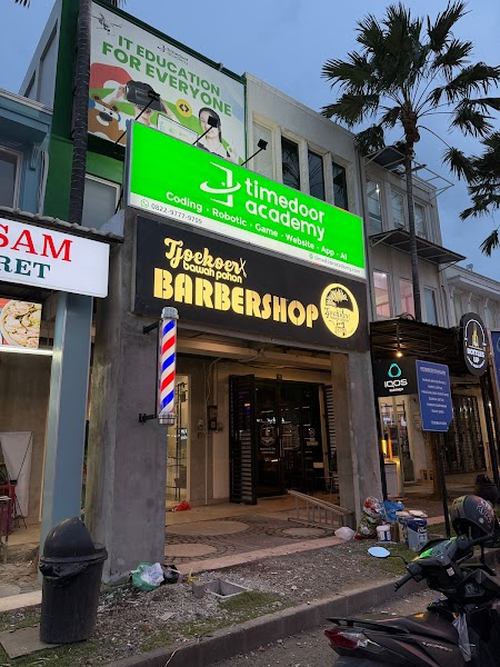 Tjoekoer Bawah Pohon Barbershop